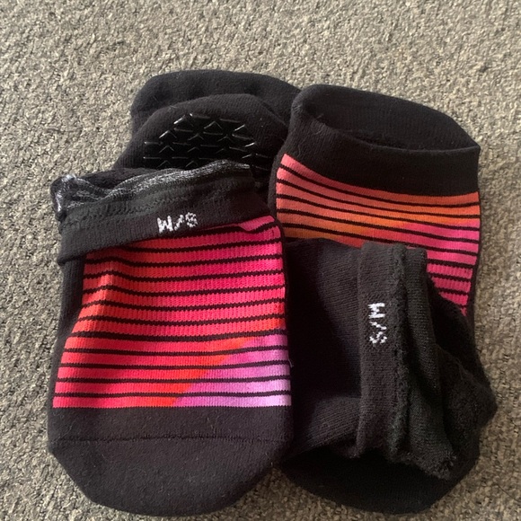 NWOT Pointe Studio Black Solid & Retro Striped Pilates Grip Sock S/M Set of 2 - Picture 7 of 9
